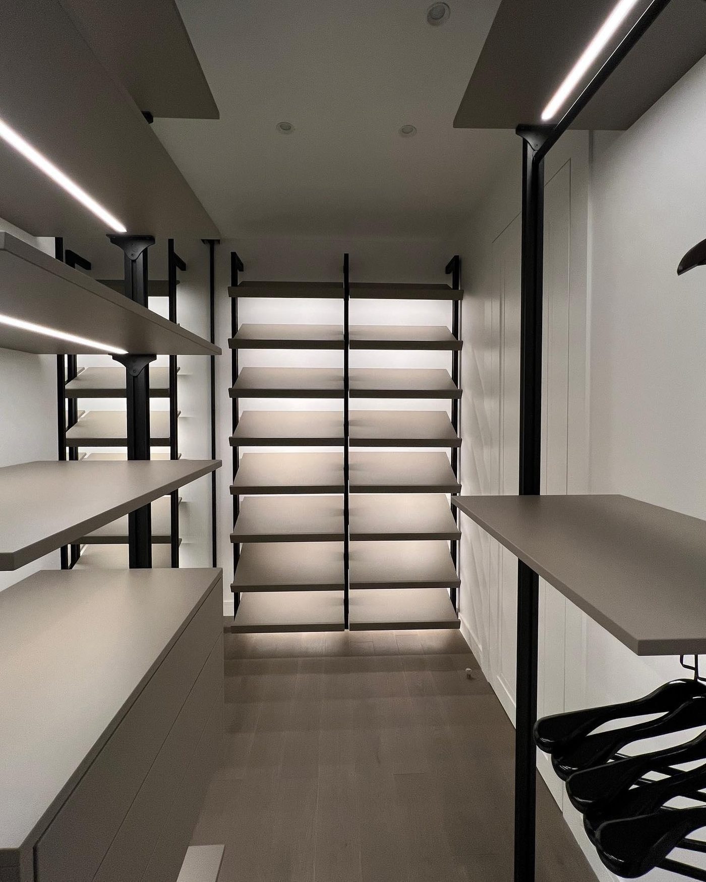 Гардеробна-кімната з LED